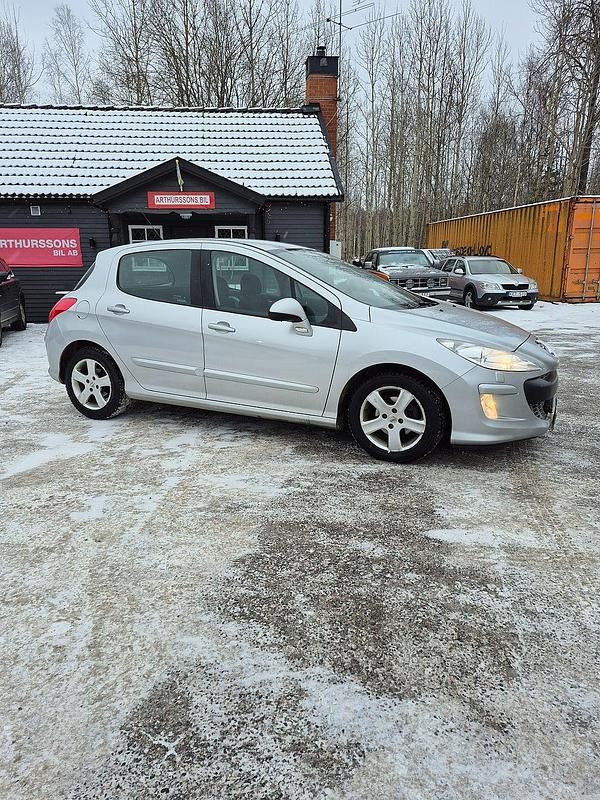 Grå Begagnad 2009 Peugeot 308 Halvkombi | 29 800 kr (Marknadspris) - Bild 1/4