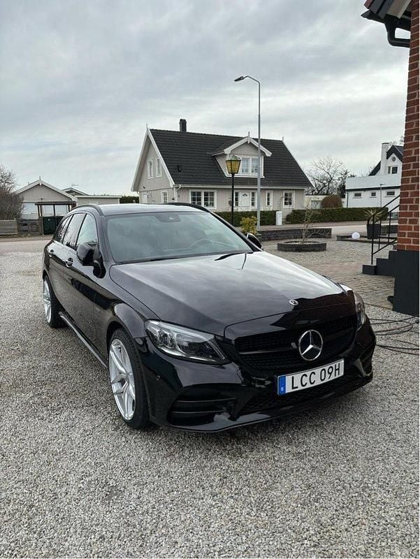 Svart Begagnad 2021 Mercedes C300e AMG line Kombi | 340 000 kr (Bra pris) - Bild 1/4