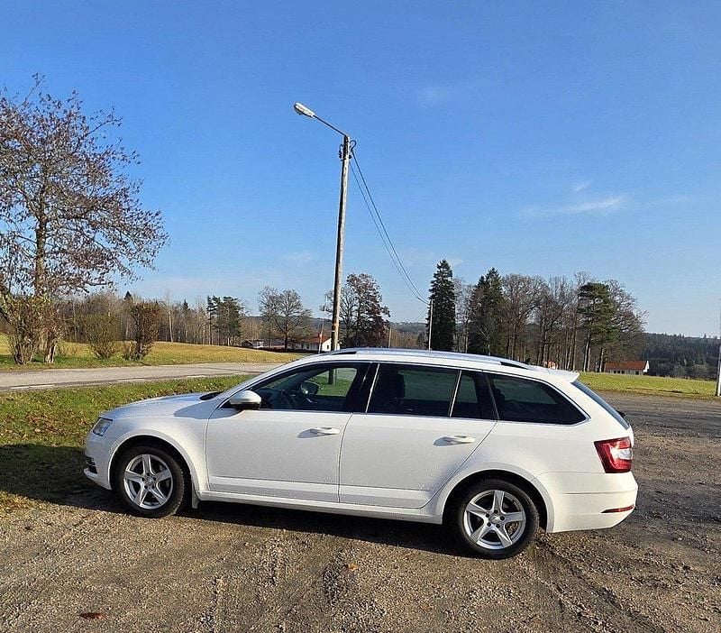 Vit Begagnad 2018 Skoda Octavia Business Line Kombi | 132 000 kr (Bra pris) - Bild 1/4