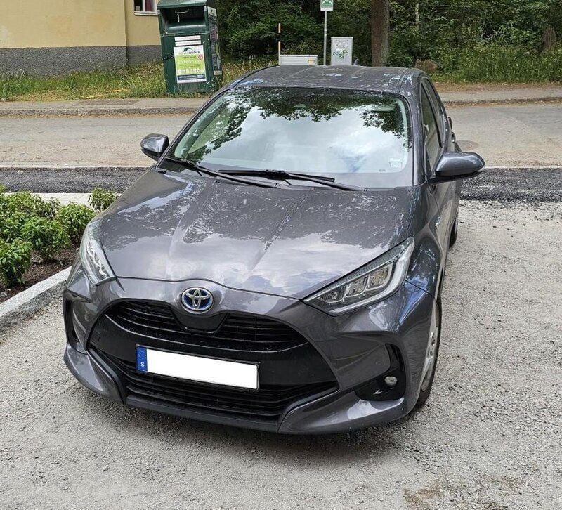 Grå Begagnad 2020 Toyota Yaris Hybrid Active Halvkombi | 185 000 kr (Marknadspris) - Bild 1/4