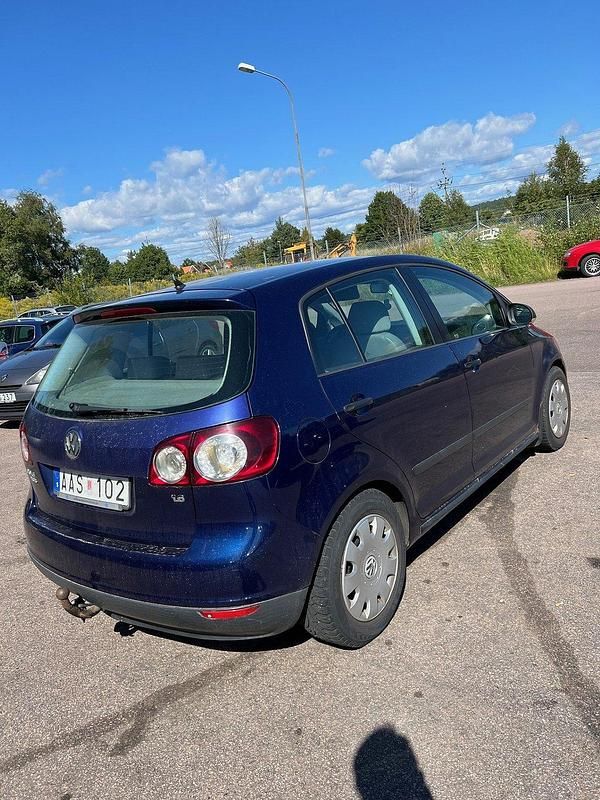 Mörkblå Begagnad 2006 VW Golf Plus Cross Trendline Minibuss | 22 500 kr (Marknadspris) - Bild 1/4