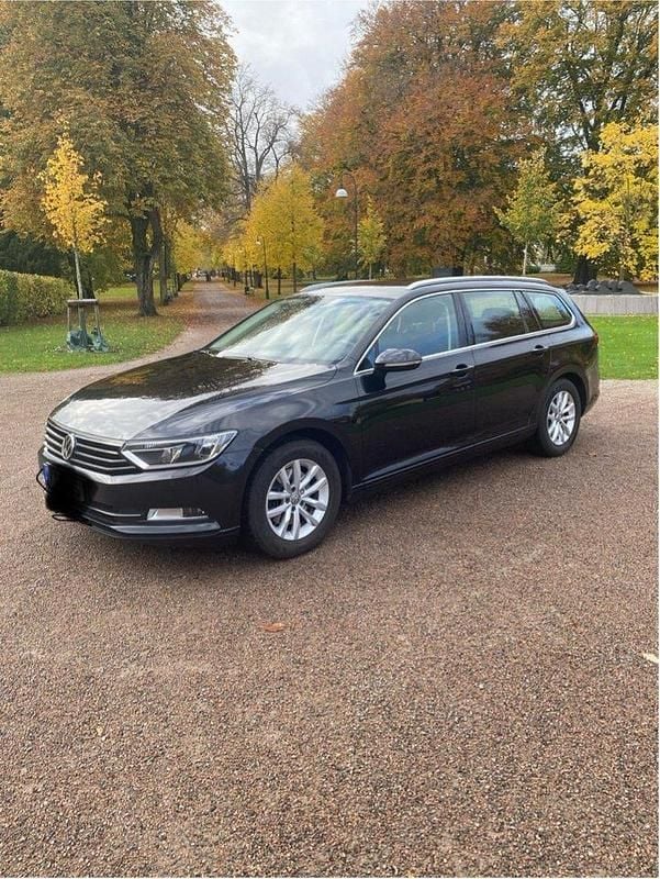 Svart Begagnad 2017 VW Passat Kombi | 125 000 kr (Marknadspris) - Bild 1/4