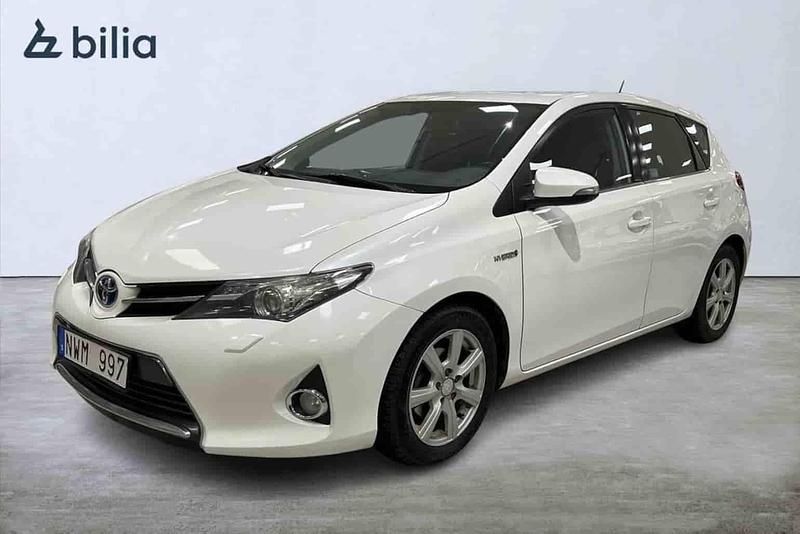 Vit Begagnad 2013 Toyota Auris Hybrid Halvkombi | 109 900 kr (Marknadspris) - Bild 1/1