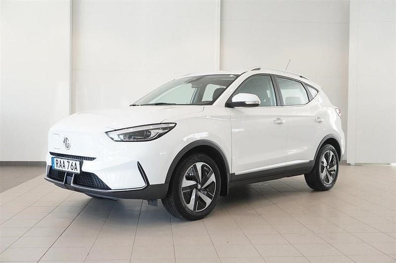 Vit Begagnad 2022 MG ZS Comfort Sedan | 229 900 kr (Superpris) - Bild 1/4