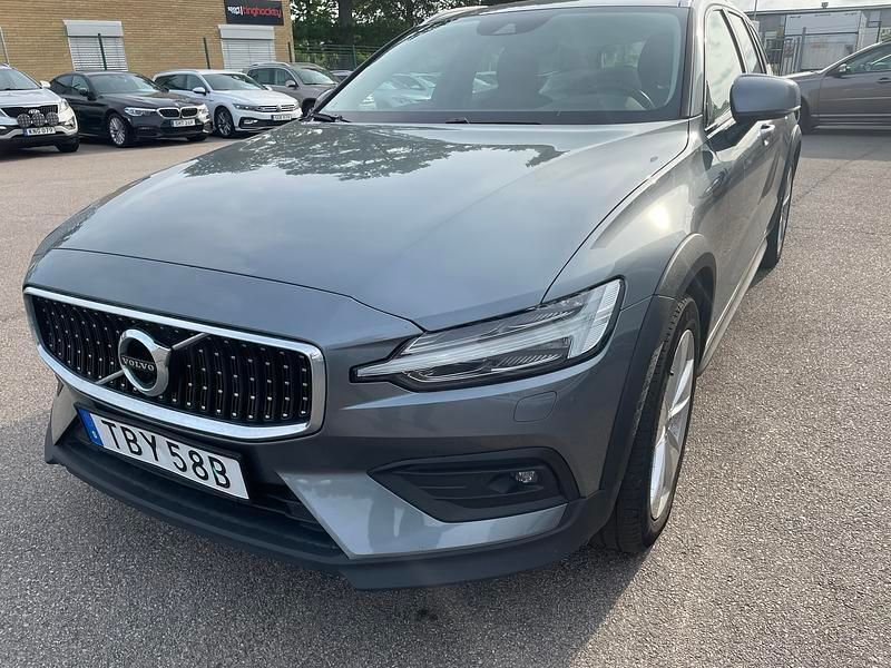 Osmiumgrå metallic Begagnad 2021 Volvo V60 CC Kombi | 309 000 kr (Marknadspris) - Bild 1/2