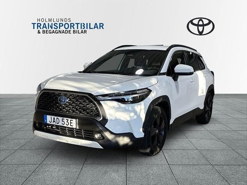 Vit Begagnad 2022 Toyota Corolla Cross Style SUV | 359 900 kr (Marknadspris) - Bild 1/3