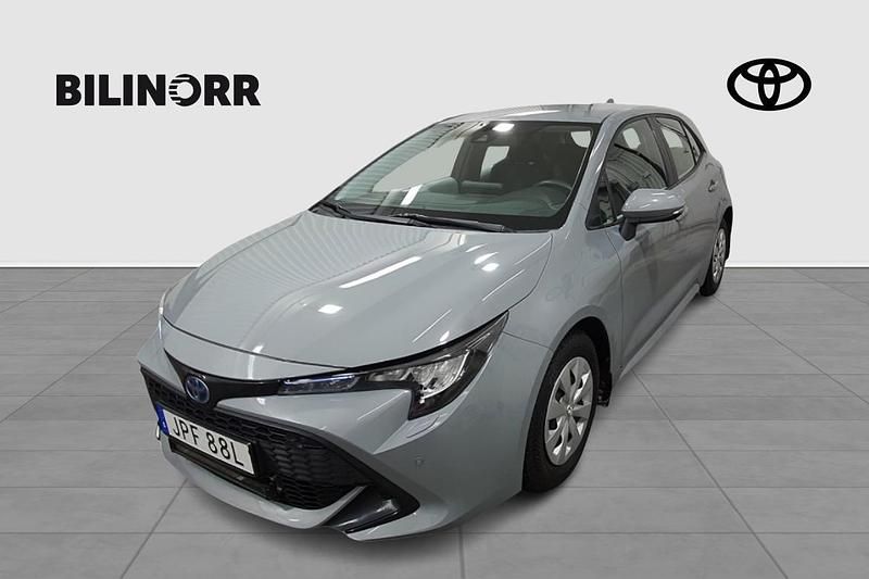 Grå Begagnad 2022 Toyota Corolla Hybrid Life Halvkombi | 214 900 kr (Marknadspris) - Bild 1/4