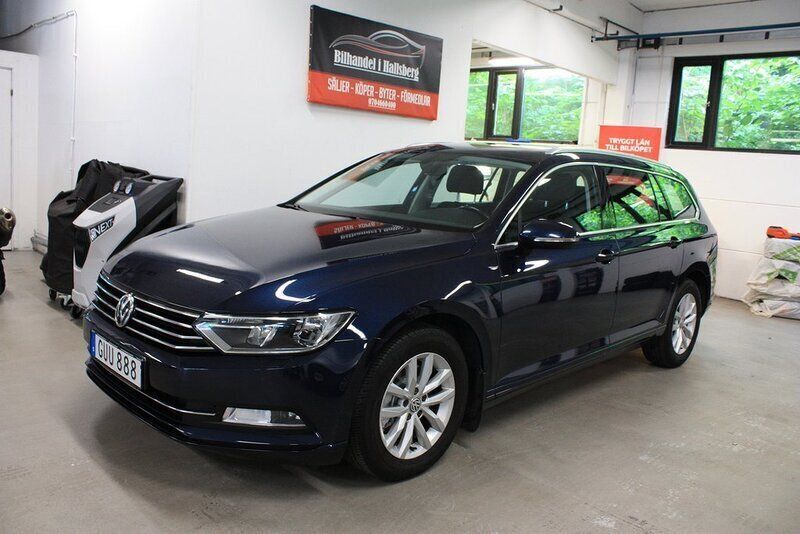 Mörkblå (blå) Begagnad 2015 VW Passat Kombi | 122 900 kr (Marknadspris) - Bild 1/4