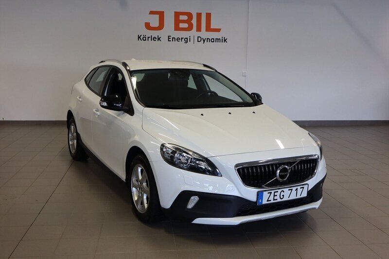 Vit Begagnad 2018 Volvo V40 CC Kinetic Kombi | 199 900 kr (Marknadspris) - Bild 1/4