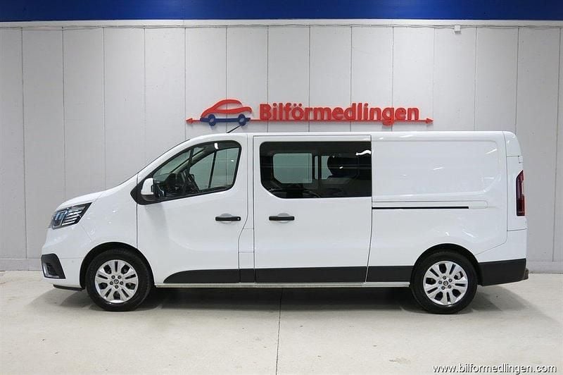 Vit svart Begagnad 2023 Renault Trafic Van | 399 900 kr (Dyr) - Bild 1/4