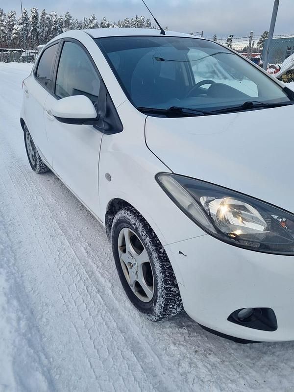 Begagnad Mazda 2 86 HK (63 kW) 2008 Vit Halvkombi