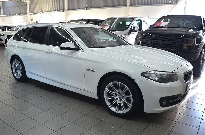 Vit Begagnad 2014 BMW 530 Kombi | 219 900 kr (Dyr) - Bild 1/4