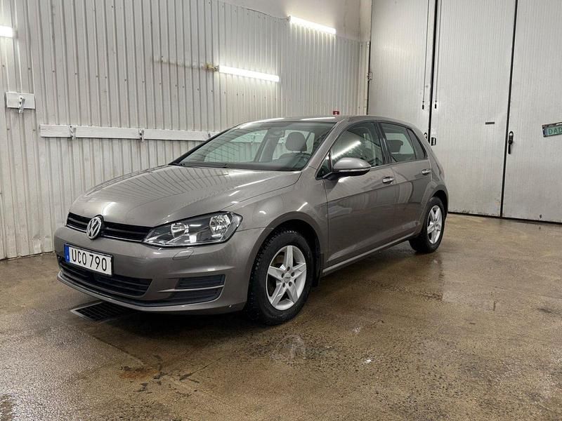Grå Begagnad 2017 VW Golf VII Halvkombi | 74 900 kr (Superpris) - Bild 1/4
