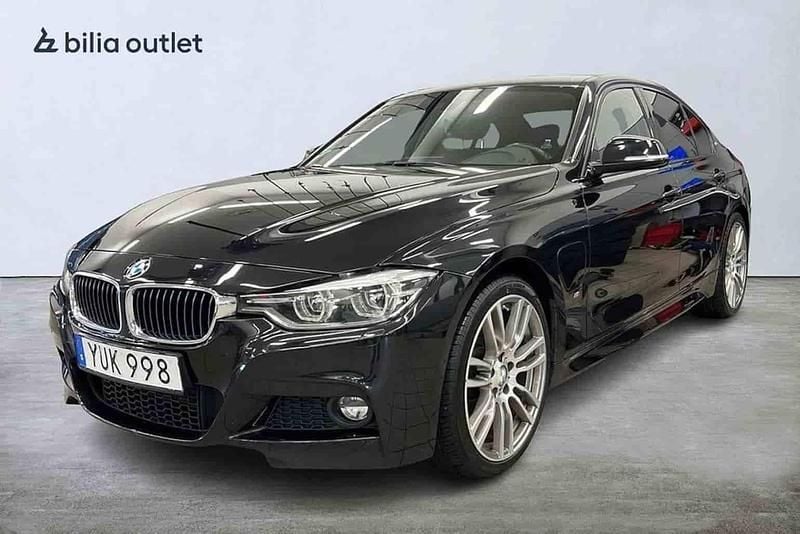 Svart Begagnad 2017 BMW 330e M Sport Sedan | 209 900 kr (Marknadspris) - Bild 1/1