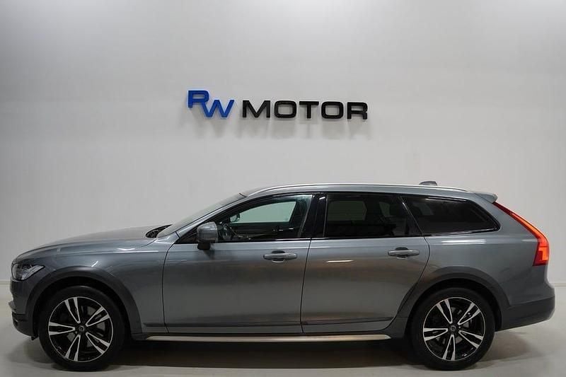 Begagnad Volvo V90 CC Momentum 190 HK (139 kW) 2019 Grå Kombi