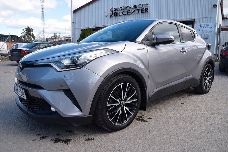 Mörkgrå Begagnad 2018 Toyota C-HR Executive SUV | 214 900 kr (Marknadspris) - Bild 1/4