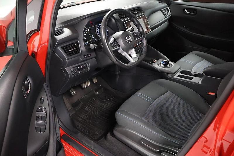 Begagnad Nissan Leaf Acenta 110 kW (150 HK) 2022 Röd Halvkombi