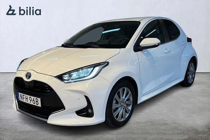 Vit Begagnad 2022 Toyota Yaris Hybrid Edition Halvkombi | 239 900 kr (Marknadspris) - Bild 1/4