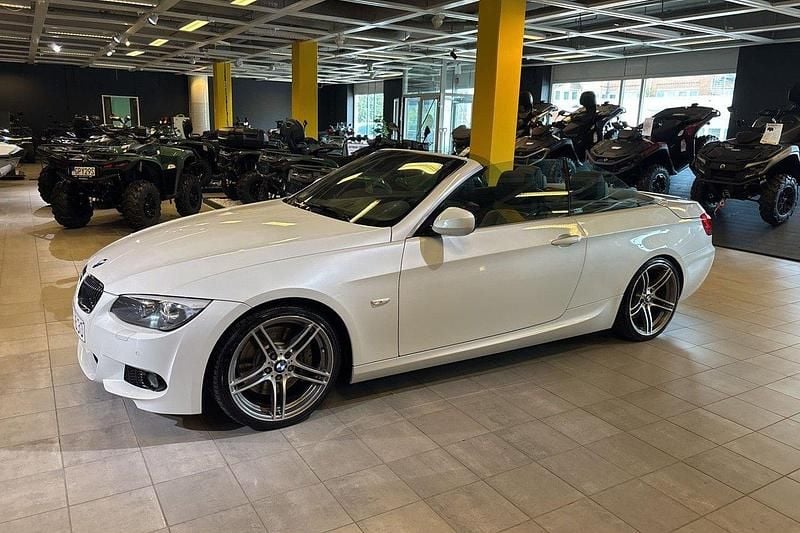 Vit Begagnad 2011 BMW 335 Cabriolet Comfort Edition Cab | 329 900 kr - Bild 1/4