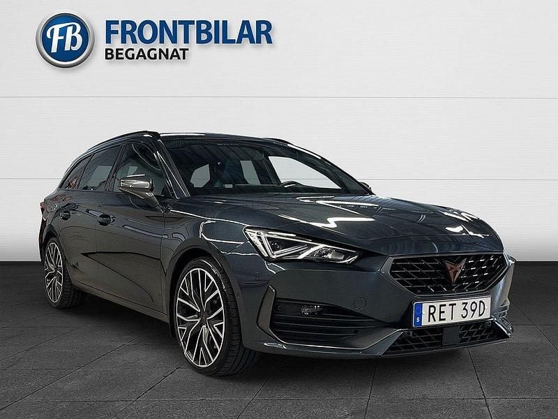 Grå Begagnad 2023 Cupra Leon VZ2 Kombi | 309 900 kr (Marknadspris) - Bild 1/3