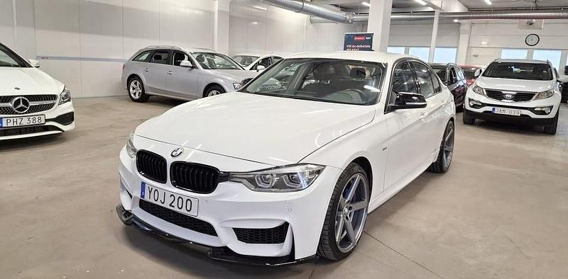 Vit Begagnad 2018 BMW 318 Sport Line Sedan | 225 000 kr - Bild 1/4