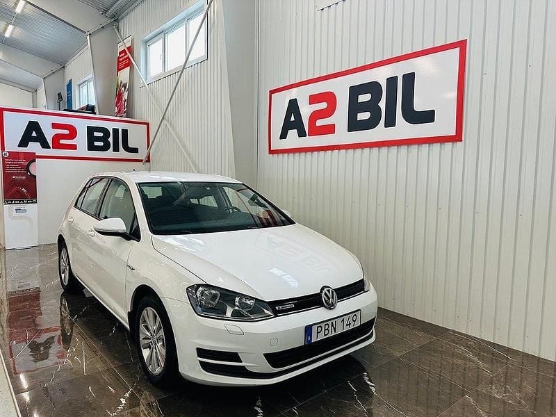 Vit Begagnad 2016 VW Golf VII Halvkombi | 109 900 kr (Marknadspris) - Bild 1/4