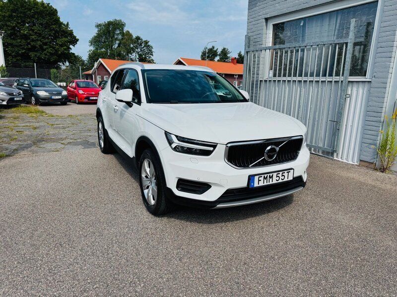 Vit Begagnad 2020 Volvo XC40 Momentum SUV | 269 900 kr (Lite dyr) - Bild 1/2