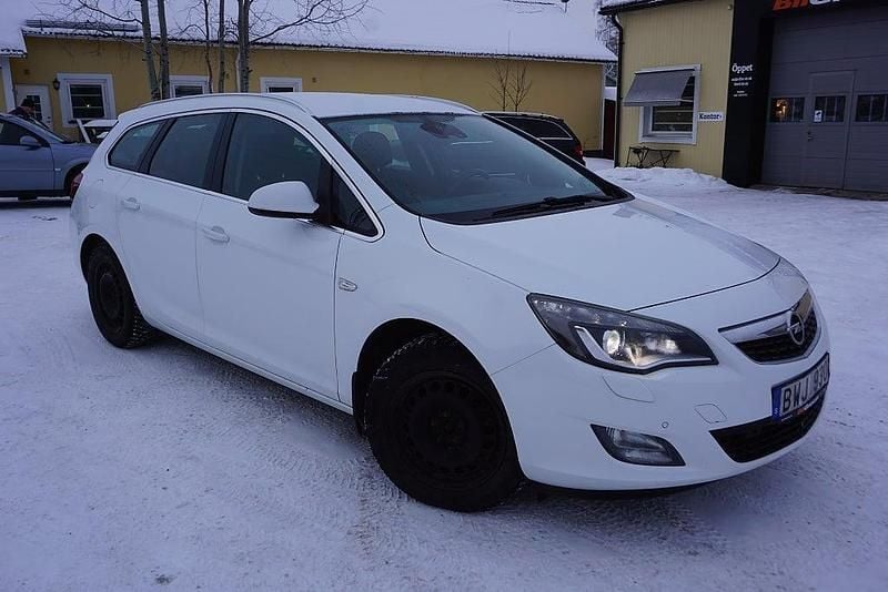 Begagnad Opel Astra 140 HK (102 kW) 2011 Vit Kombi