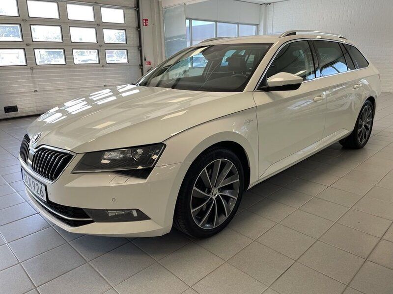 Vit Begagnad 2018 Skoda Superb LAURIN & KLEMENT Kombi | 209 900 kr (Marknadspris) - Bild 1/4
