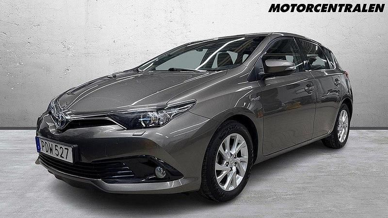 Mörkgrå Begagnad 2016 Toyota Auris Hybrid Halvkombi | 179 000 kr (Marknadspris) - Bild 1/4