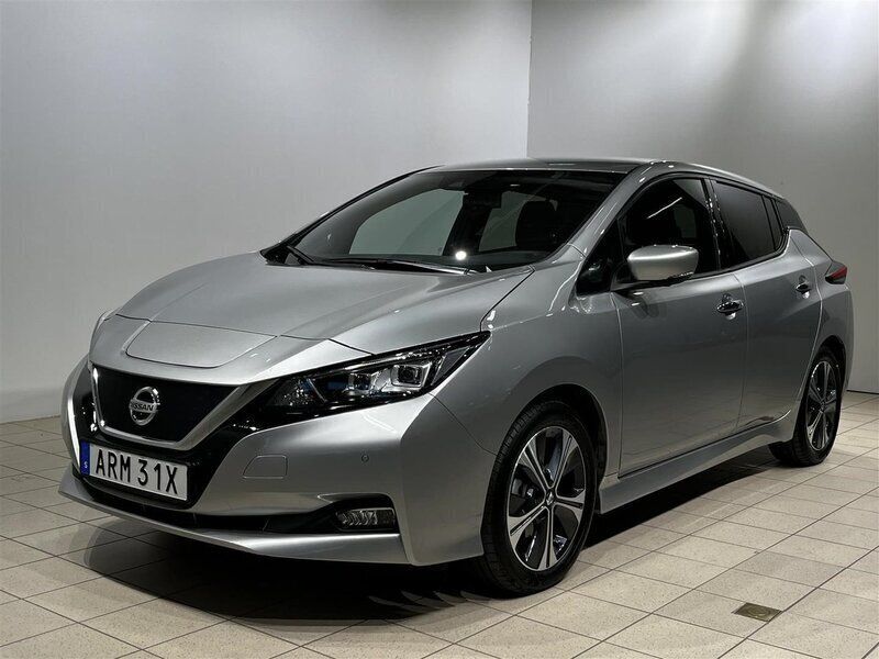 Grå/silver Begagnad 2021 Nissan Leaf Tekna Halvkombi | 184 900 kr (Marknadspris) - Bild 1/4