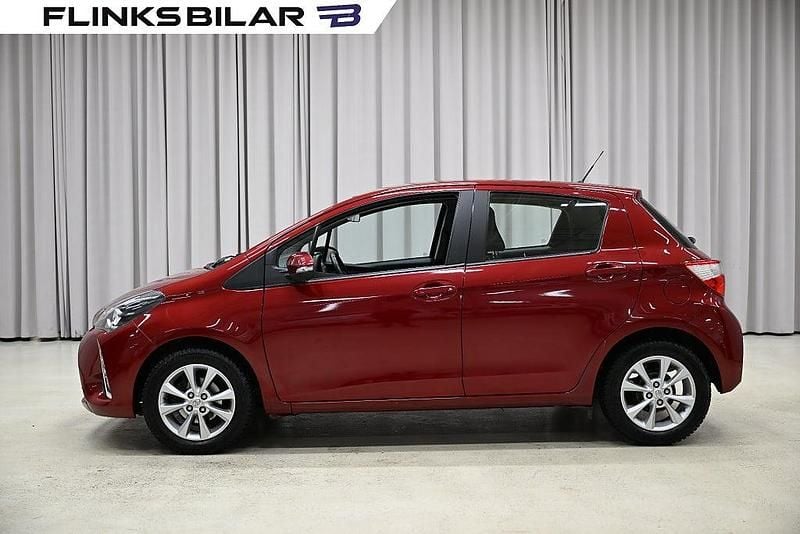 Röd Begagnad 2019 Toyota Yaris Active Halvkombi | 138 750 kr (Bra pris) - Bild 1/4