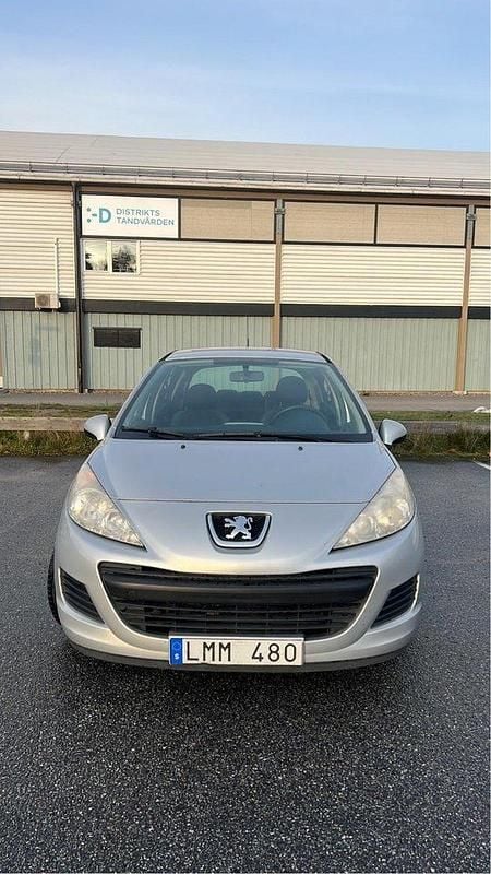 Grå Begagnad 2009 Peugeot 207 Halvkombi | 17 900 kr (Marknadspris) - Bild 1/4