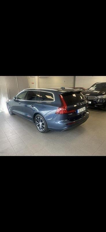 Blå Begagnad 2020 Volvo V60 Momentum Kombi | 235 000 kr (Marknadspris) - Bild 1/2