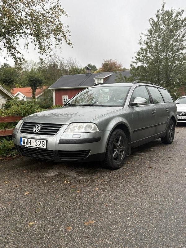 Grå Begagnad 2005 VW Passat Trendline Kombi | 22 000 kr (Marknadspris) - Bild 1/4