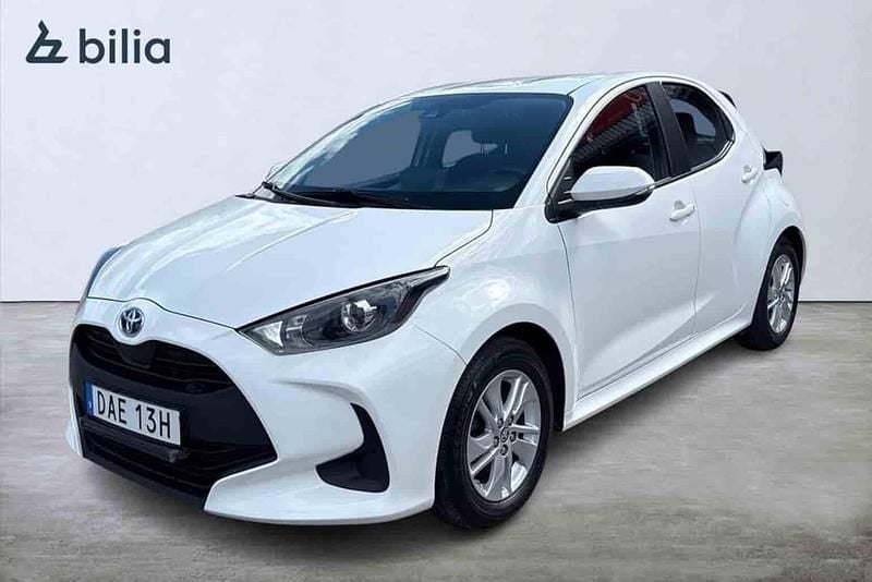 Vit Begagnad 2023 Toyota Yaris Hybrid Active Halvkombi | 219 900 kr (Marknadspris) - Bild 1/1