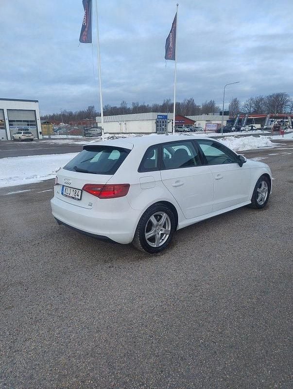 Begagnad Audi A3 Attraction 110 HK (80 kW) 2014 Vit
