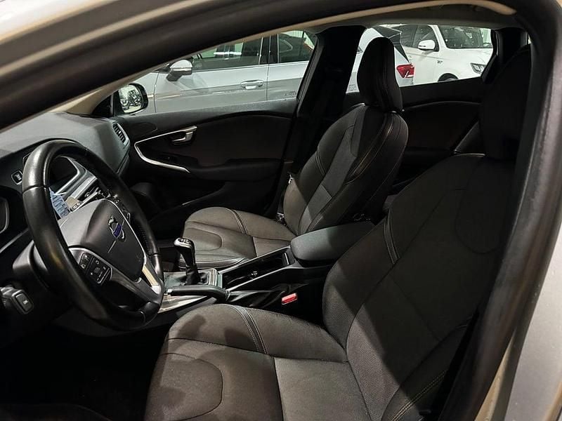 Begagnad Volvo V40 Momentum 150 HK (110 kW) 2016 Silver Halvkombi