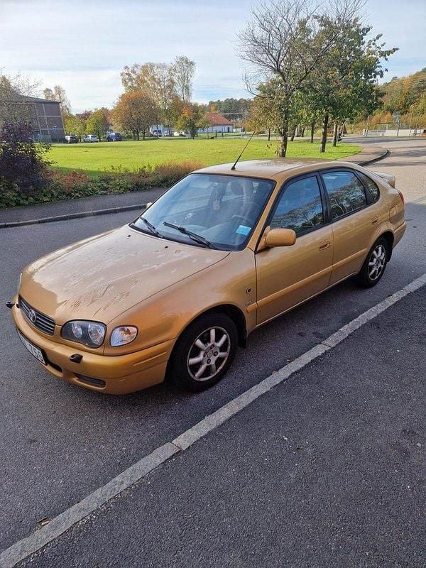 Gul Begagnad 2000 Toyota Corolla Halvkombi | 14 500 kr (Marknadspris) - Bild 1/4