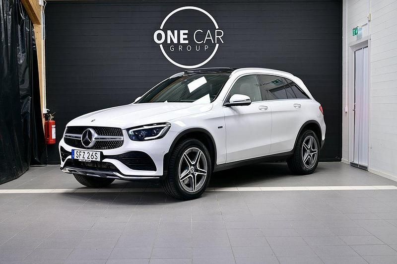 Vit Begagnad 2020 Mercedes GLC300e AMG SUV | 419 800 kr (Lite dyr) - Bild 1/4