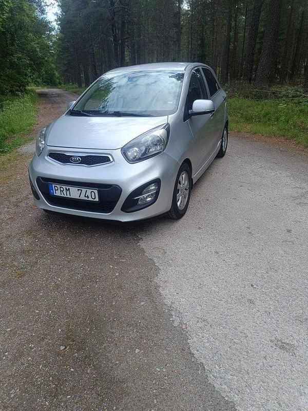 Silver Begagnad 2012 Kia Picanto Comfort Halvkombi | 39 900 kr (Bra pris) - Bild 1/4