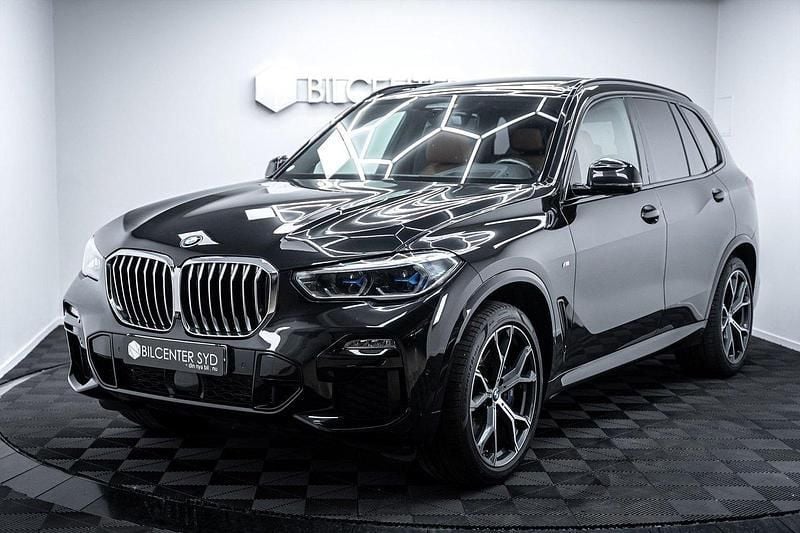Svart Begagnad 2019 BMW X5 M Sport SUV | 609 900 kr (Marknadspris) - Bild 1/4
