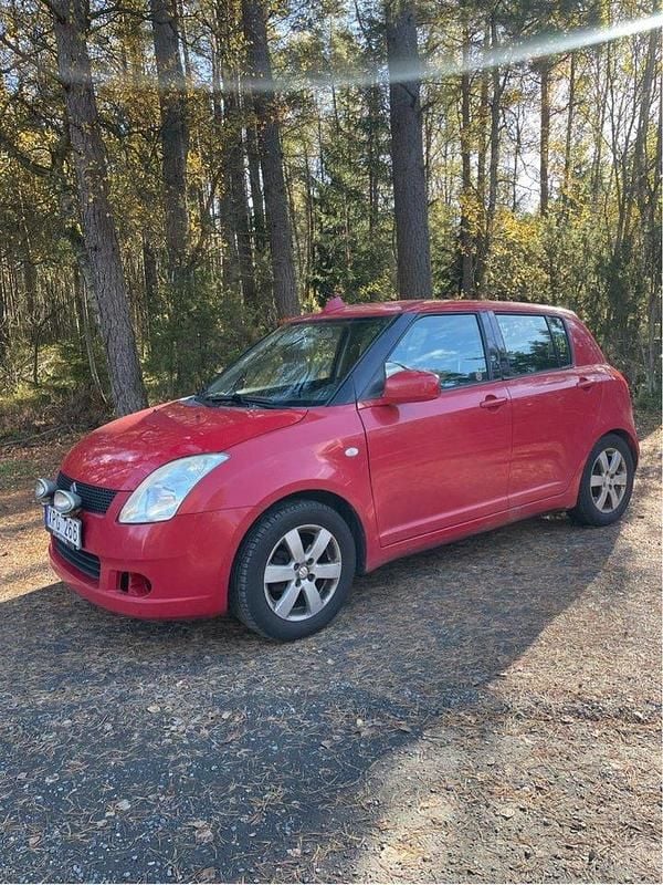 Röd Begagnad 2006 Suzuki Swift Halvkombi | 15 000 kr (Marknadspris) - Bild 1/4