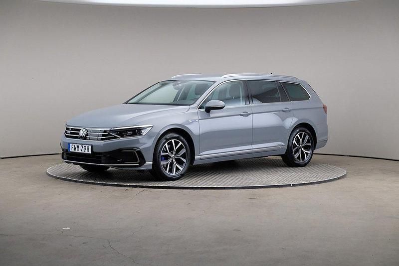 Grå Begagnad 2022 VW Passat Executive Kombi | 355 000 kr (Dyr) - Bild 1/4