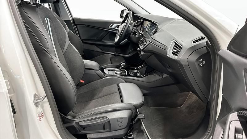 Begagnad BMW 118 Sport Line 136 HK (100 kW) 2023 Halvkombi