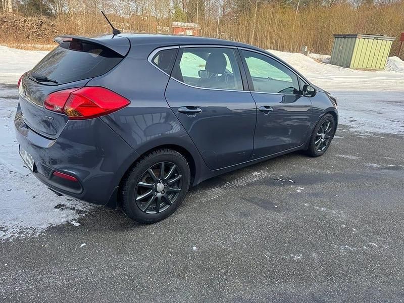 Begagnad Kia Ceed Comfort 128 HK (94 kW) 2013 Blå Halvkombi