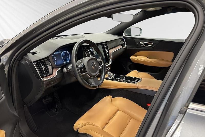Grå Begagnad 2020 Volvo V60 Inscription Kombi | 319 000 kr (Lite dyr) - Bild 1/1