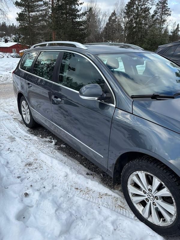 Ljusgrå Begagnad 2010 VW Passat Kombi | 34 000 kr (Marknadspris) - Bild 1/4