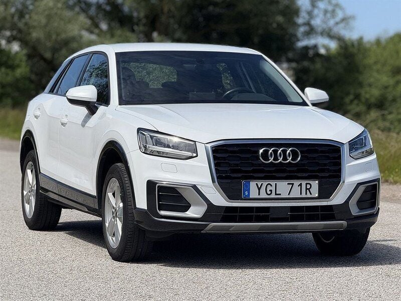 Vit Begagnad 2020 Audi Q2 SUV | 209 900 kr (Marknadspris) - Bild 1/4