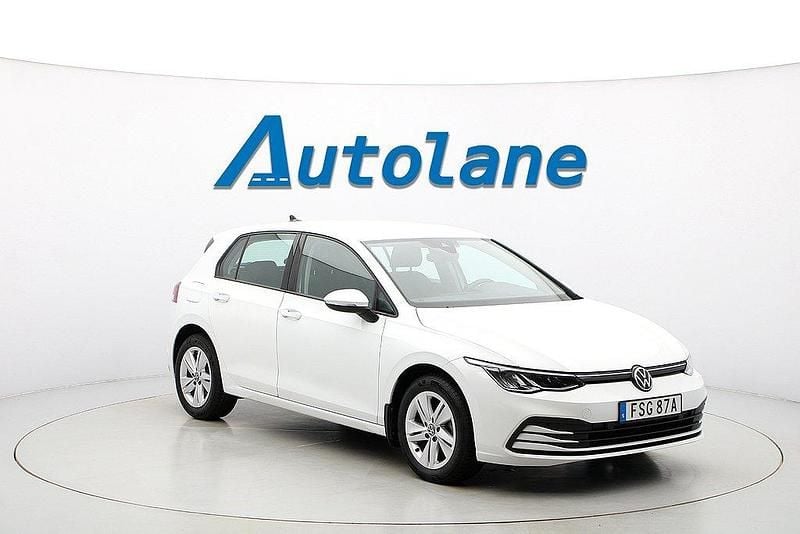 Vit Begagnad 2021 VW Golf VIII Halvkombi | 234 900 kr (Bra pris) - Bild 1/3